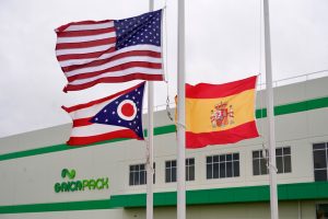 Banderas en el exterior de la planta de Saica Pack en Hamilton Ohio