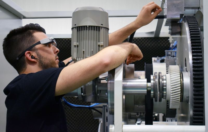 Comexi Smart Glasses with Remote Connectivity Help to Reduce Machine Downtime